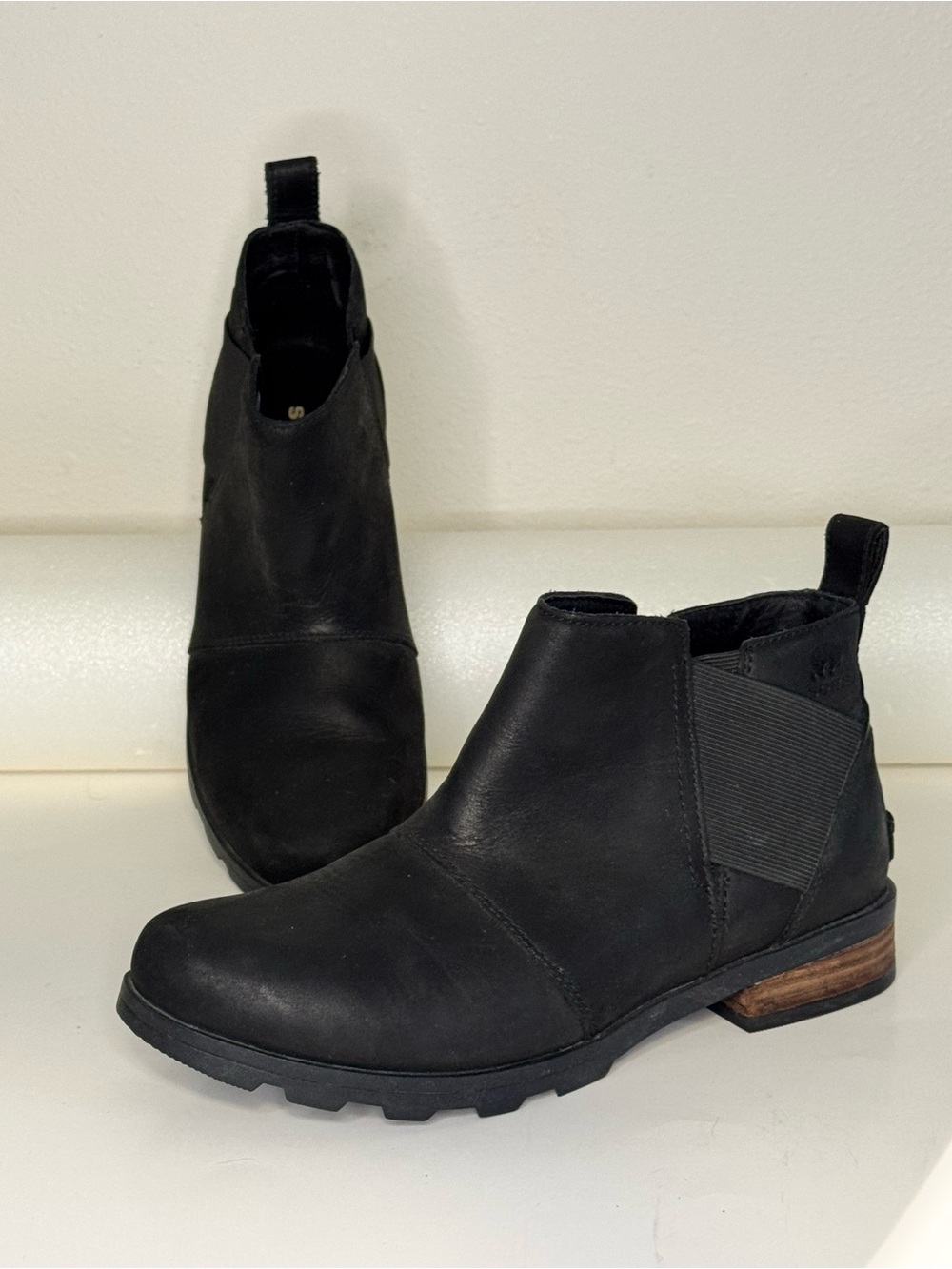 Sorel Emelie Chelsea Waterproof Black Leather Women's Ankle Boots Lug Soles SZ 9